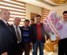 Eğitim Camiasından Başkana Teşekkür Ziyareti Kocaseyit İlköğretim Okul Müdürü Yaşar Erdem, Okul Aile Birliği Başkanı
