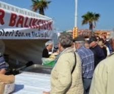 AYVALIK ZEYTİN HASAT GÜNLERİNDE 5 TON BALIK HALKA DAĞITILDI” Balıkesir’in Ayvalık ilçesinde, Ayvalık Belediyesi ve Ticaret Odası tarafından bu