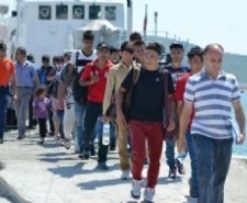 Yunanistan’ın Midilli Adası’na gitmek isteyen 166 kaçak göçmen Ayvalık Sahil