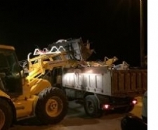 GECE ŞEZLONG OPERASYONU alıkesir’in Edremit İlçesinde sahillere bırakılan sabit şezlong ve güneş şemsiyeleri