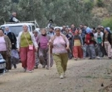 EDREMİT’TE KÖYLÜNÜN BARAJ TEPKİSİ EYLEMDE, “BEN MÜCADELE VERMEZSEM, TORUNLARIMIN YÜZÜNE BAKAMAM”DİYEN MUHTAR, GÖZYAŞLARINA BOĞULDU