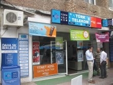 TELEKOM OFİSLERİ MÜŞTERİYİ BEKLETMİYOR Balıkesir’in Edremit ilçesinde Telekom Ofisleri vatandaşa güler yüzlü hizmeti ve