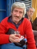  Balıkesir’in Edremit ilçesinde, gazeteci Yüksel Kasapoğlu günde 60 bardak çay
