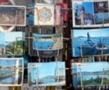 Balıkesir’in Ayvalık ilçesinde Kurban Bayramı öncesi kartpostal satıcıları kan ağlıyor. 