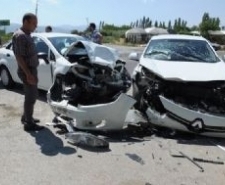 TRAFİK KAZASI Balıkesir’in Burhaniye ilçesinde, Denetko sahil sitesi kavşağında meydana gelen kazada
