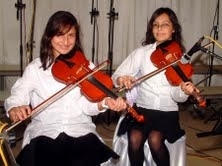 KEMANCI KIZLAR İLGİ TOPLUYOR Balıkesir’in Burhaniye ilçesinde, bir konser veren Ayvalık Mesut Duran Müzik