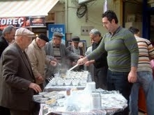  Balıkesir’in Burhaniye ilçesinde, halıcı Mesut Çetin’in düzenlediği aşure hayrı büyük
