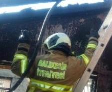 BURHANİYE’DE BACA YANGINI ÇATI KATINI YAKTI Balıkesir’in Burhaniye ilçesinde baca yangını, çatı katını yaktı. Dumandan etkilenen