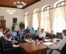 Balıkesir’in Edremit ilçesinde muhtarlar göreve yeni başlayan Edremit İlçe Kaymakamı