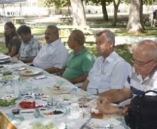 BAŞKAN UYSAL MEDYA İLE BİR ARAYA GELDİ Burhaniye Belediye Başkanı Necdet Uysal plaj voleybol turnuvası ve 26