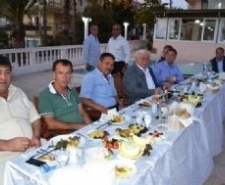 MESUT ERGİN CHPLİ BELEDİYE BAŞKANLARINI AYNI SOFRADA BULUŞTURDU Balıkesir’in Ayvalık ilçesinde; Bütünşehir Yasası kapsamında kapatılan Küçükköy Belediyesi’nin son