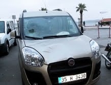 Balıkesir’in Ayvalık ilçesinde bir araç, süratle karşıdan karşıya geçmekte olan