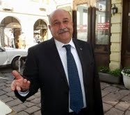 Balıkesir’in Ayvalık ilçesinde, Eğitim-Sen’li öğretmenler, İlçe Milli Eğitim Müdürlüğü önünde