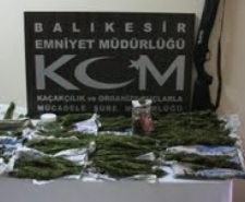 Balıkesir’de polisin bir bağ evinde düzenlediği operasyonda uyuşturucu tacirliği yaptığı