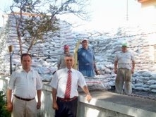 Balıkesir’in Burhaniye ilçesinde, dar gelirli ailelere dağıtılacak kömürlerin getirilmesine başlandı.