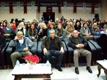KARAĞAAÇ’TA VATANDAŞLAR ÜCRETSİZ TİYATRO İZLEDİ Balıkesir’in Gömeç ilçesine bağlı Karaağaç beldesinde, belediyenin öncülüğünde düzenlenen tiyatro