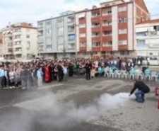  Balıkesir’in Edremit Belediyesi İtfaiye Müdürlüğü tarafından Sivil Savunma Haftası dolayısıyla