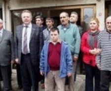 TÜRKÖZEN VE AYVALIK CHP YAŞLILARI UNUTMADI Balıkesir’in Ayvalık ilçesinde, Ayvalık Belediye Başkanı Hasan Bülent Türközen ile