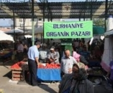 BURHANİYE’DE ORGANİK PAZAR Balıkesir’in Burhaniye ilçesinde, organik ürünlerin satıldığı yüzde 100 Ekolojik Organik