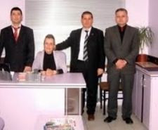 KAYMAKAMLIK’TA LİLA GÜZELLİĞİ Balıkesir’in Burhaniye ilçesinde, Kaymakamlık Özel Kalem Bürosu’nun boyaları yenilenirken, mobilyaları