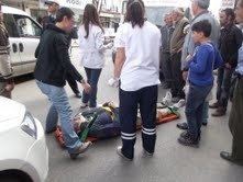 KARŞIDAN KARŞIYA GEÇERKEN OTOMOBİL ÇARPTI Balıkesir’in Ayvalık ilçesinde meydana gelen trafik kazasında karşıdan karşıya geçmek