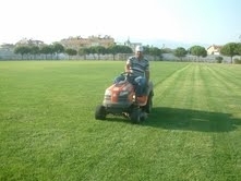-BURHANİYE’DE 8 EYLÜL STADI SPORCULARI BEKLİYOR Balıkesir’in Burhaniye ilçesinde, gösterilen ihtimam sayesinde halı gibi çimlere sahip