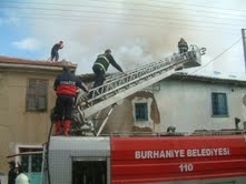 Balıkesir’in Burhaniye ilçesinde, Hacıahmet mahallesinde meydana gelen yangında iki katlı