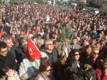 ZEYTİN MİTİNGİNE 3 BİN KİŞİ KATILDI Türkiye’nin en önemli zeytin üretim merkezlerinden Balıkesir’in Burhaniye CHP İlçe