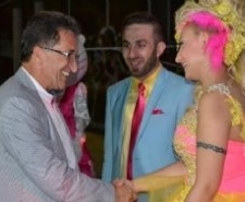 YÜZÜKLERİ BAŞKAN SAKA TAKTI Başkan Saka evliliğin önemini belirten konuşmasında mutlu bir evliliğin formülü