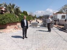 GÖMEÇ’TE KİLİT TAŞ HAMLESİ SÜRÜYOR Balıkesir’in Gömeç ilçesinde, Gömeç Belediyesi tarafından sürdürülen ilçe merkezindeki kilit