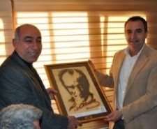 GENÇER’DEN KENT KONSEYİNE ATATÜRK PORTRESİ Kırlangıç tesisleri içerisindeki yeni yerinde çalışmalarını sürdüren Ayvalık Kent Konseyi’ni