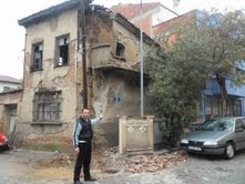 EDREMİT’TE ESKİ EVLER YAĞMURA DİRENEMİYOR Balıkesir’in Edremit ilçesinde şiddetli yağmur tarihi eser evleri bir bir