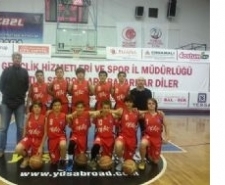AYVALIK’TA BASKETBOLDA TARİHİ BAŞARI Balıkesir’in Ayvalık ilçesinde, Ayvalıkgücü Belediyespor bünyesinde çalışmalarını sürdüren Küçük Erkekler