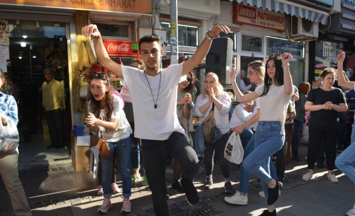 Balıkesir’in Ayvalık ilçesinde 100 halk eğitim kursiyeri aynı anda harmandalı