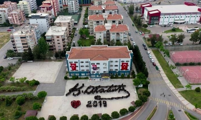 İzmir’in Aliağa ilçesindeki Alp Oğuz Anadolu Lisesi’nden 600 öğrenci ve