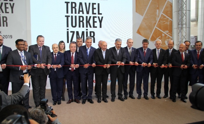  Konuşmaların Ardından Fuar’ın Açılışı İçin Kurdele Kesme Merasimi Gerçekleştirildi.