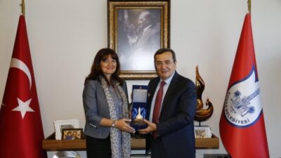  Yunanistan İzmir Başkonsolosu Argyro Papoulia (fotoğrafta Solda), Sakız Adası'ndan