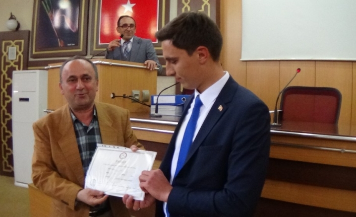 Türkiye’nin en genç üçüncü muhtarı olan 20 yaşındaki Oktay Garip