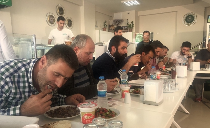 Bursa’da Altın Ödüllü Döner Yeme Yarışması Renkli Görüntülere Sahne Oldu.
