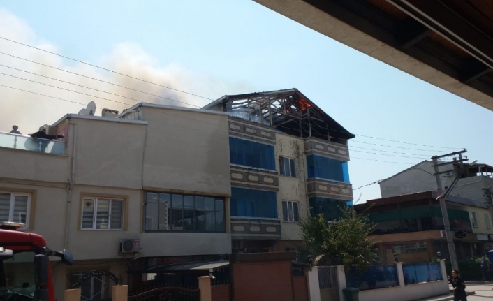 Bursa’da 3 Katlı Binanın Çatisi Alevlere Teslim Oldu. Mahalleyi Sokağa