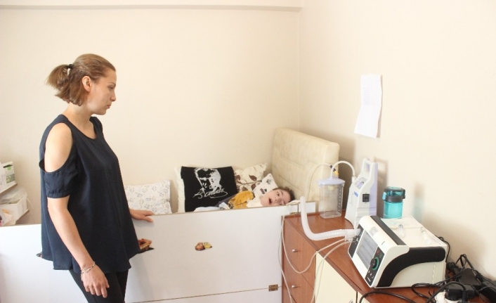  Yüzde Yüz Engelli 3 Tane Makineye Bağlı Çocuğu İlaç