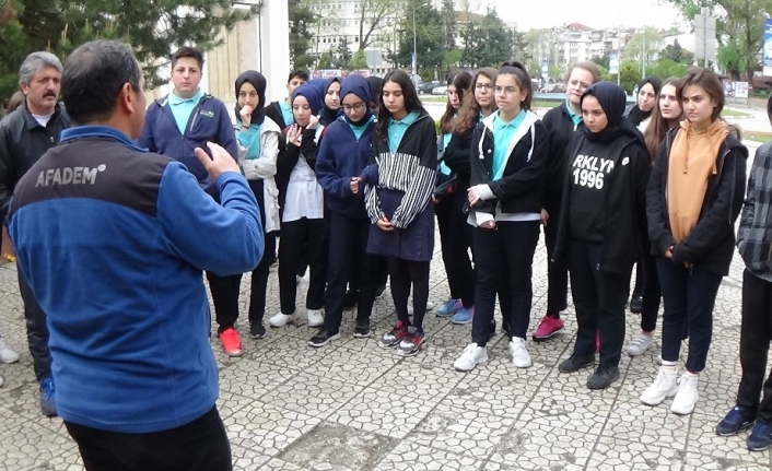 İnegöl Belediyesi’nin organize ettiği deprem simülasyonu tırına gelen öğretmen ve