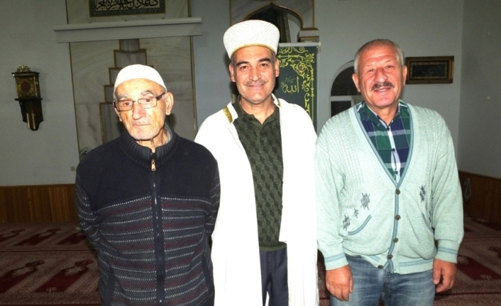 Balıkesir’in Burhaniye ilçesinde, 83 yaşındaki Bakır Aktürk, gönüllü müezzinlik yapıyor.