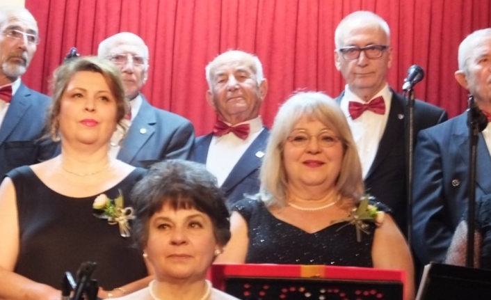 Balıkesir’de 85 yaşındaki Doğan Eser, Türk sanat müziği korosuna sesiyle
