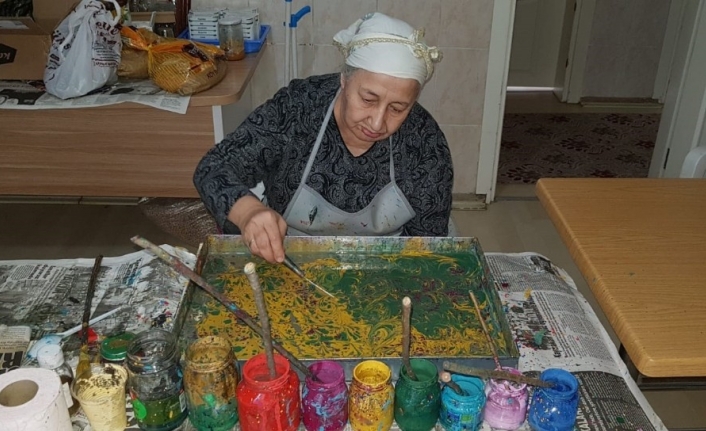 Balıkesir’in Kepsut ilçesinde 86 yaşındaki Hayriye Kolas, ebru yapmayı öğrendi.Kepsut
