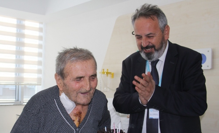 Bursa’da 90 yaşına girdiği gün özel bir hastanede başarılı bir
