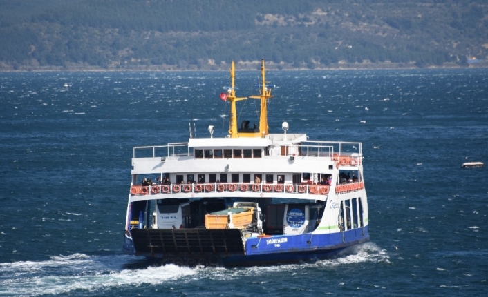 Çanakkale’de etkili olan fırtına, Gökçeada ve Bozcaada’ya deniz ulaşımını olumsuz