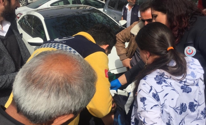 Bursa’da duruşmaya gelen iki tarafın yakınları adliye önünde bir birine
