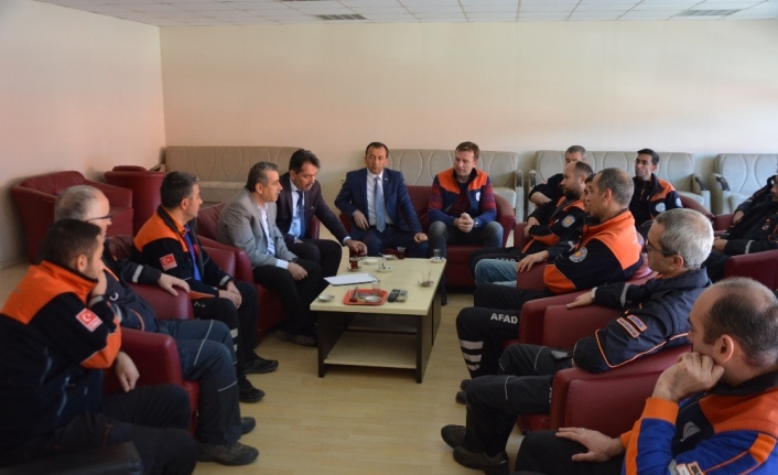 AFAD Çalışanları Sendikası (AFAD-Sen) Genel Başkanı Ayhan Çelik ve beraberindeki