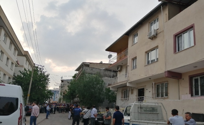 İzmir’in Buca ilçesinde alt katta oturan ağabeyini balkondan pompalı tüfekle